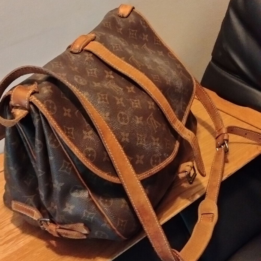 LV Saumur 35' bag